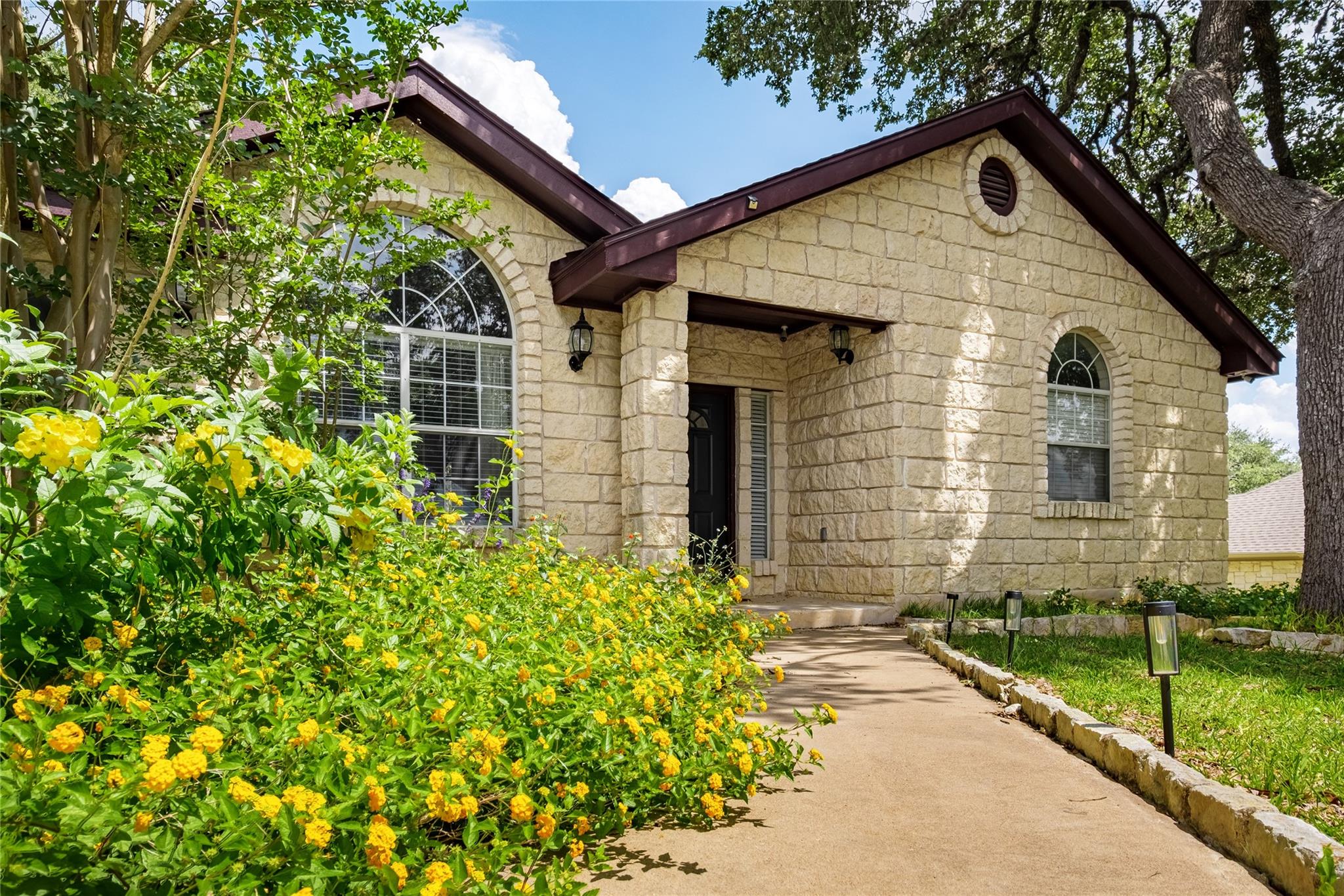 220 Meadow Oaks DR