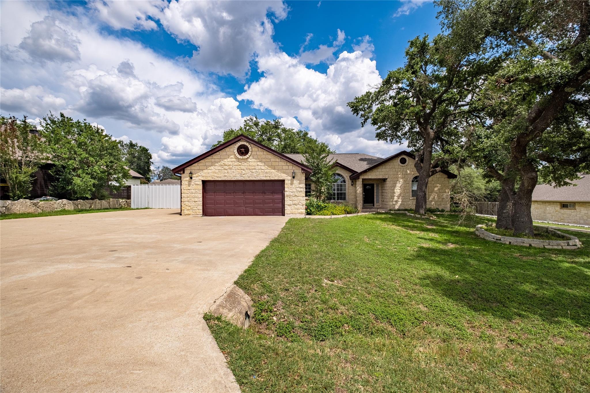 220 Meadow Oaks DR