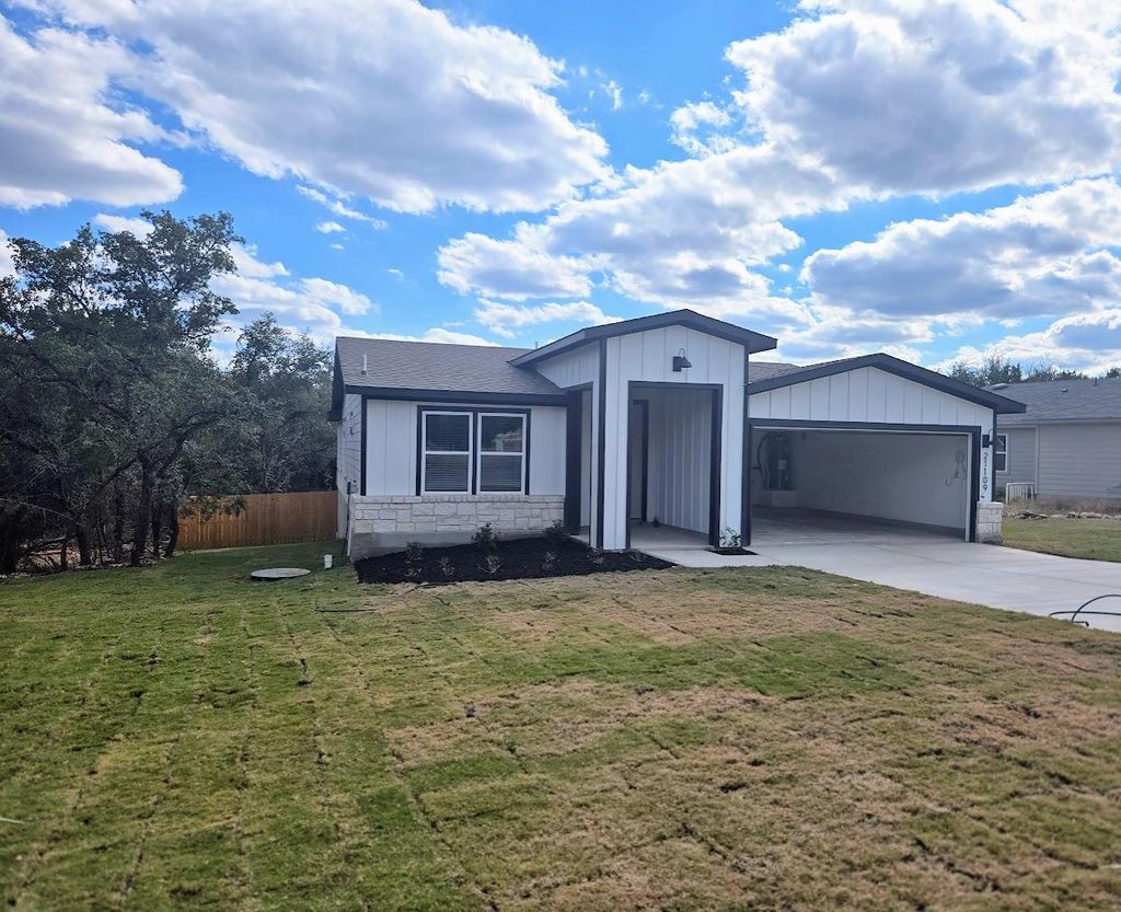 Photo for 21109 Santa Paula Ave, Lago Vista, TX 78645 (MLS # 7331738)