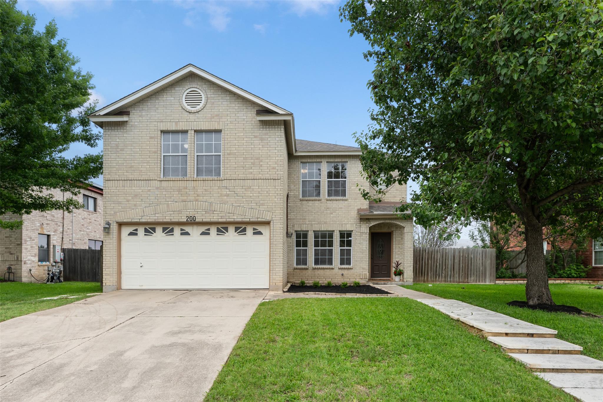 200 Deercreek LN