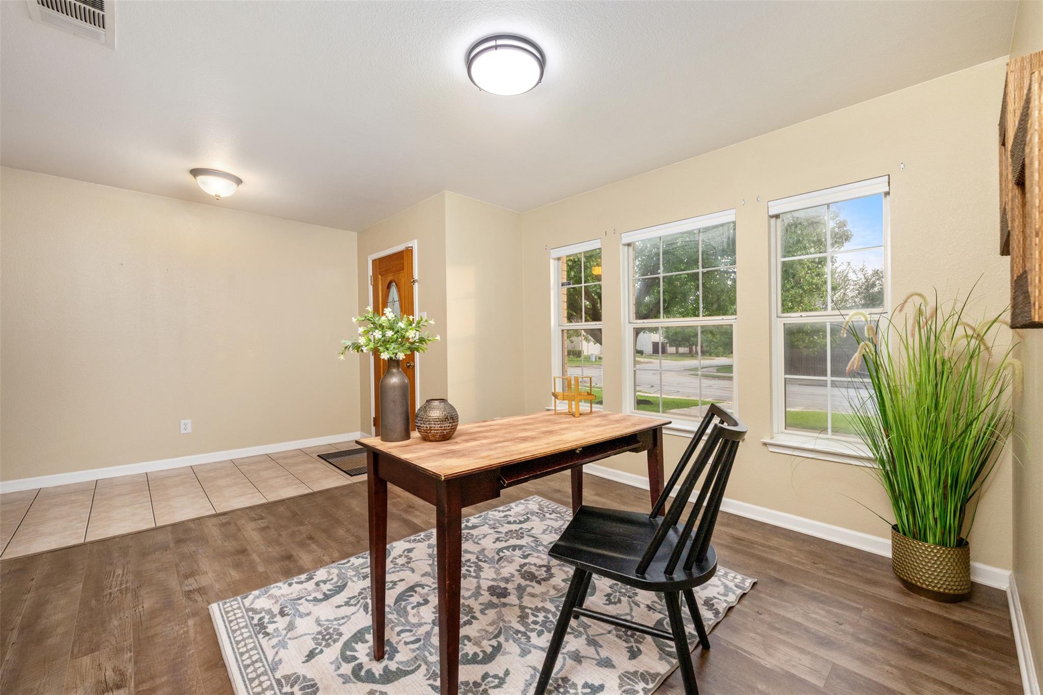 200 Deercreek LN