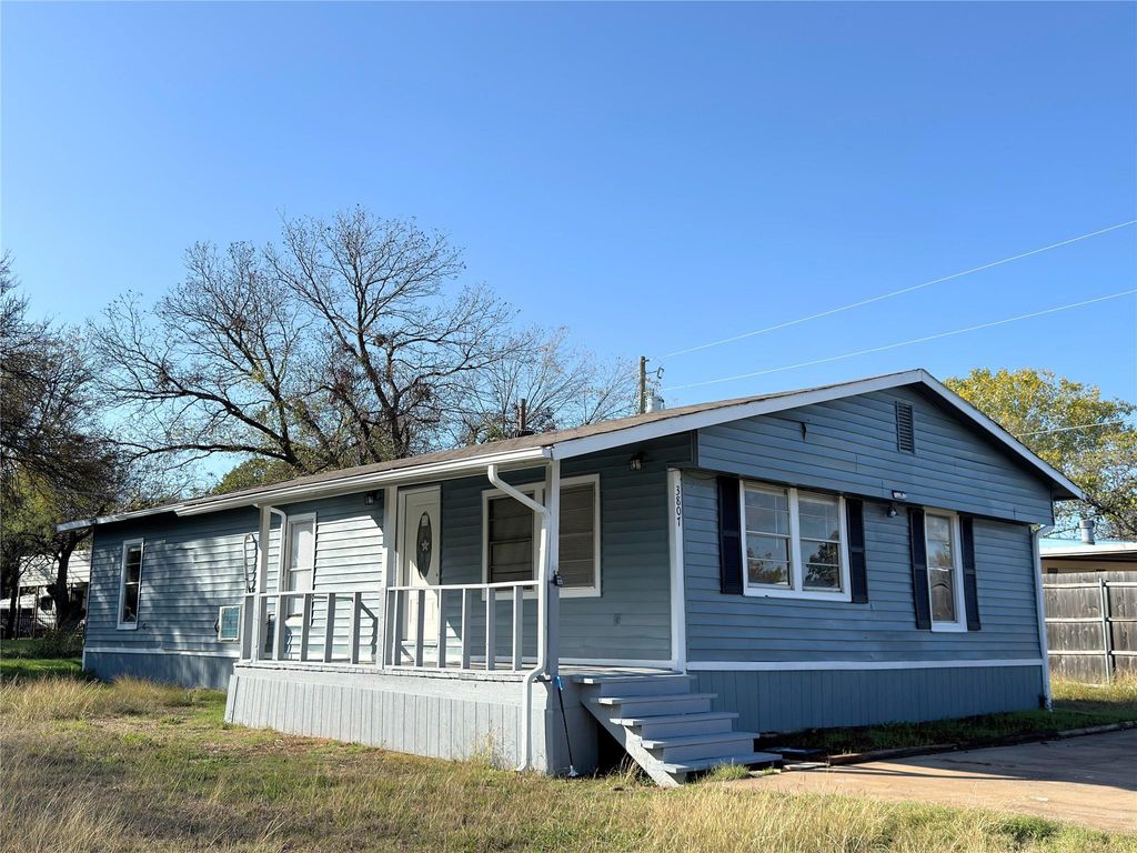 Photo of 3807 Lands End CT, Granbury, TX 76048 (MLS # 7473008)