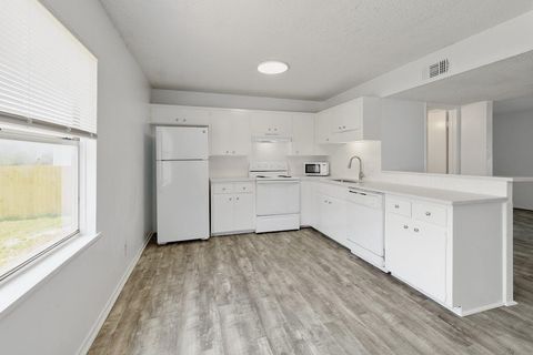 5211 Thunderbird RD Lago Vista TX 78645