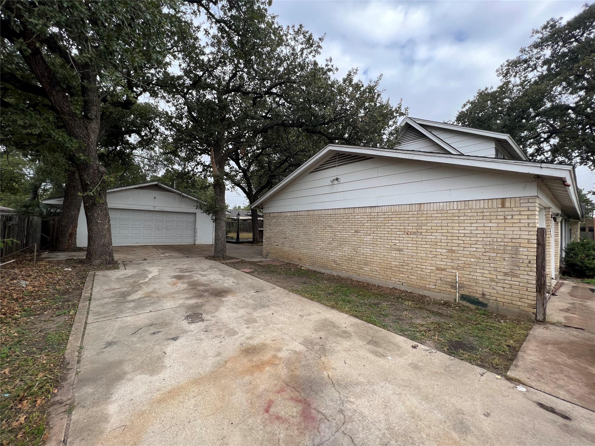 5722 Manor RD