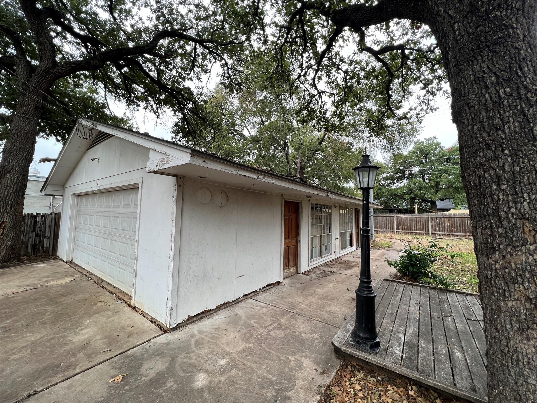 5722 Manor RD