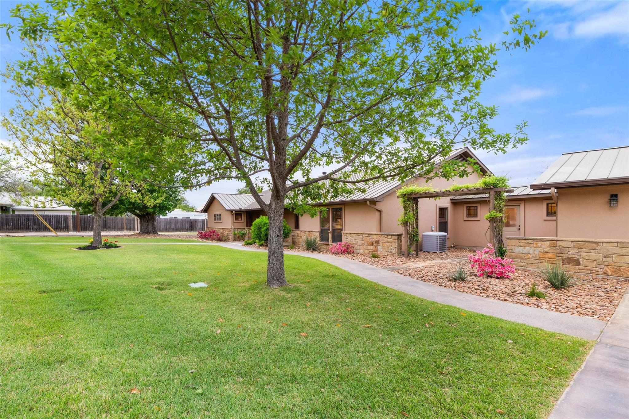 348 Carlson CIR