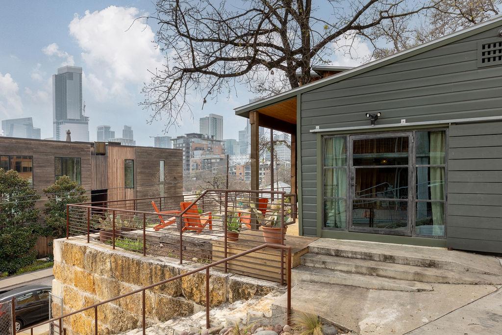 1002 Baylor ST