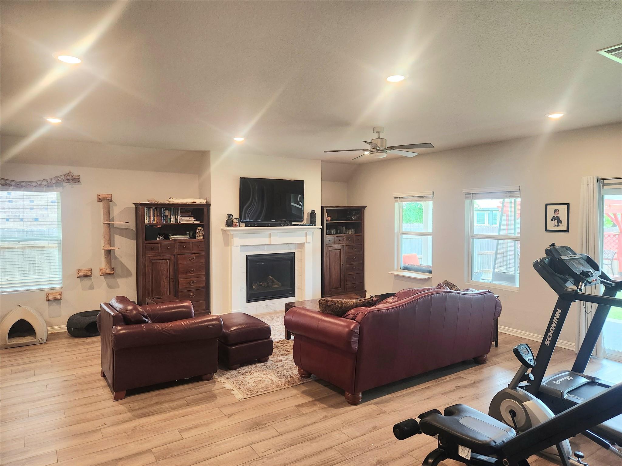 180 Golden Gate LN