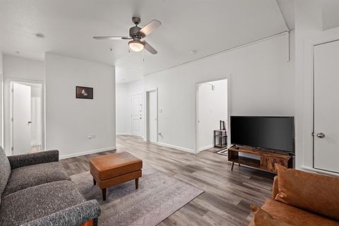 Photo of 911 W 22 ST #401, Austin, TX 78705 (MLS # 4331506)