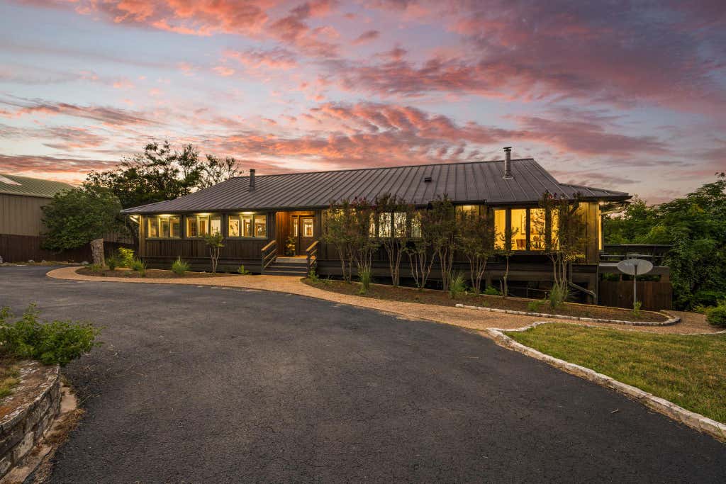Photo of 21106 Lakeshore DR, Lago Vista, TX 78645 (MLS # 8053648)