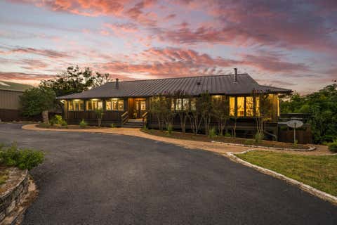 Photo of 21106 Lakeshore DR, Lago Vista, TX 78645 (MLS # 8053648)