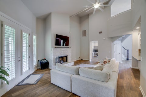 Photo of 18 Glenway DR, The Hills, TX 78738 (MLS # 1964967)