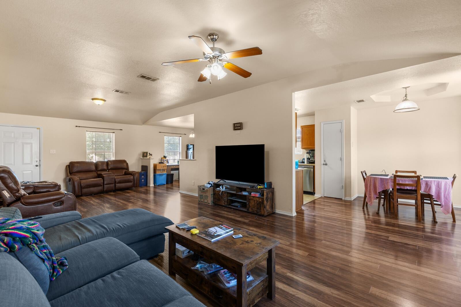 204 McFaddan LN