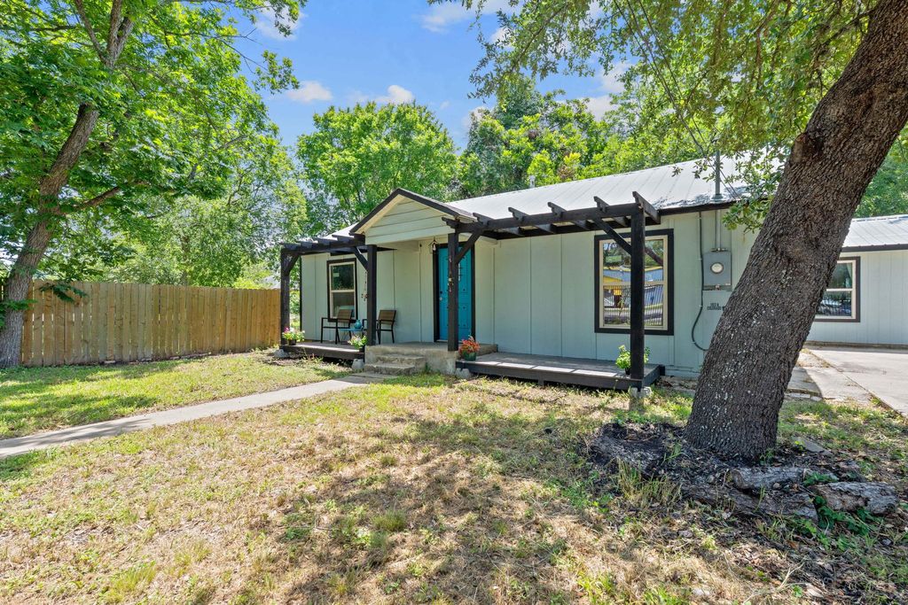 Photo of 1013 N Colorado ST, Lockhart, TX 78644 (MLS # 2655756)