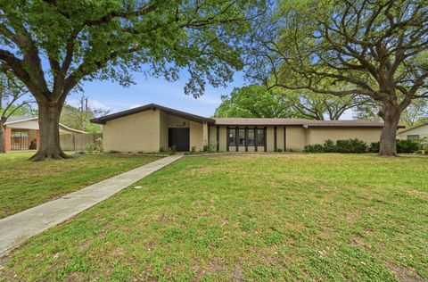 Photo of 908 Vogel DR, Lockhart, TX 78644 (MLS # 2145775)