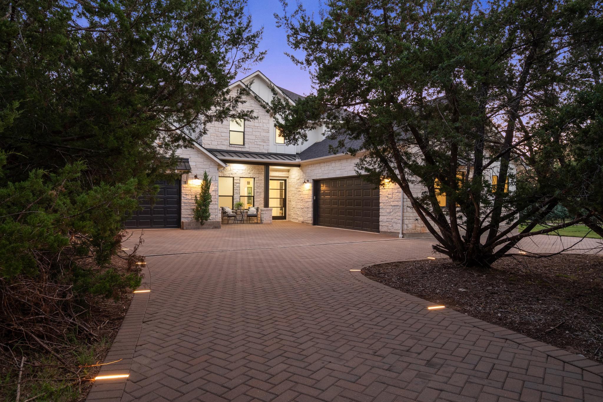 112 Davis LN