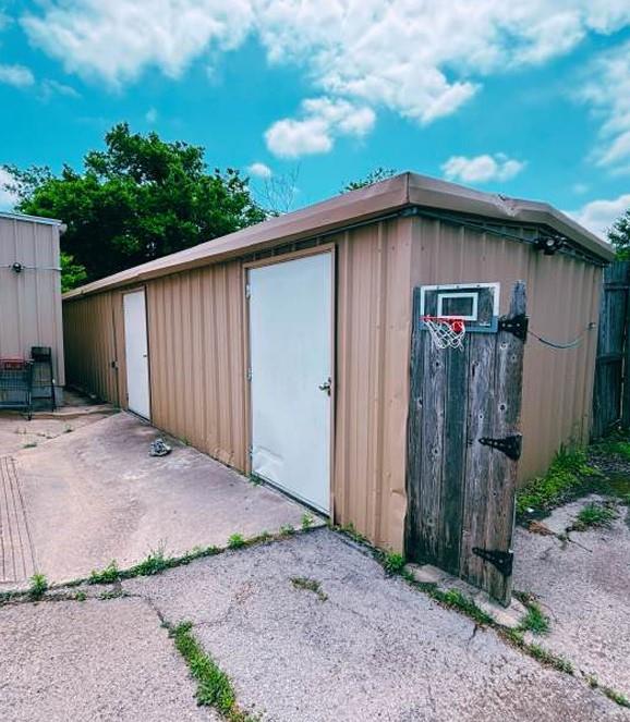 105 W Pecan ST