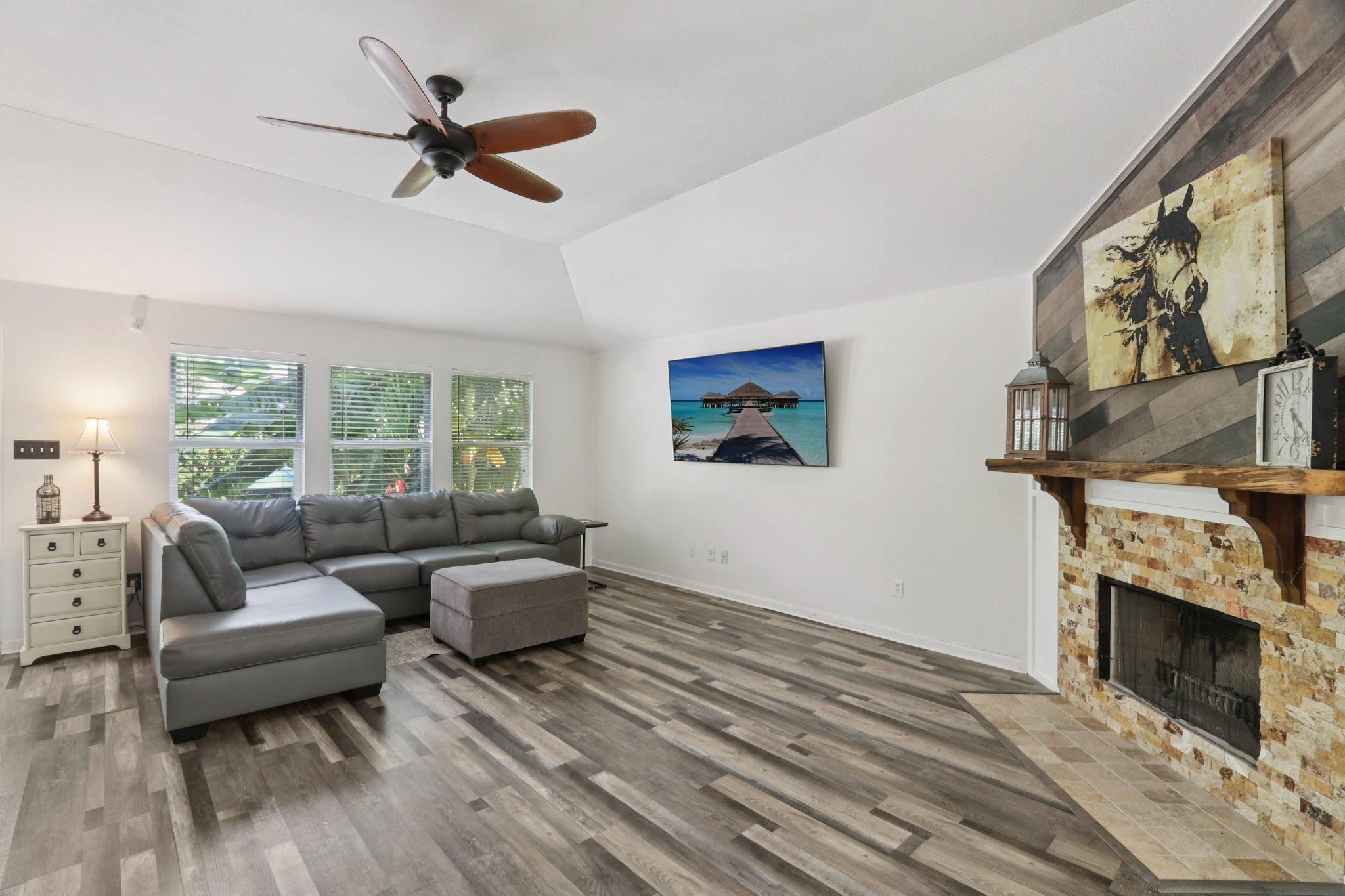 807 Plumbago DR