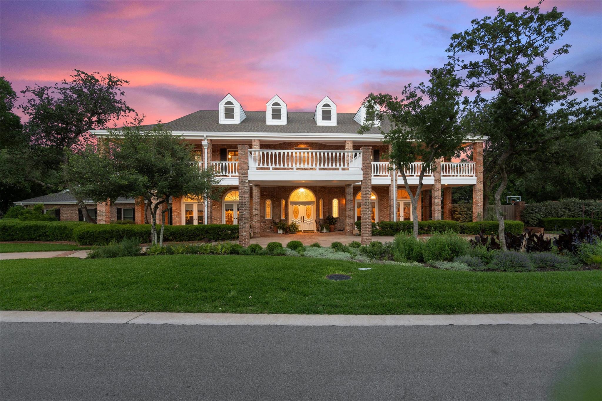 12 Hedge LN