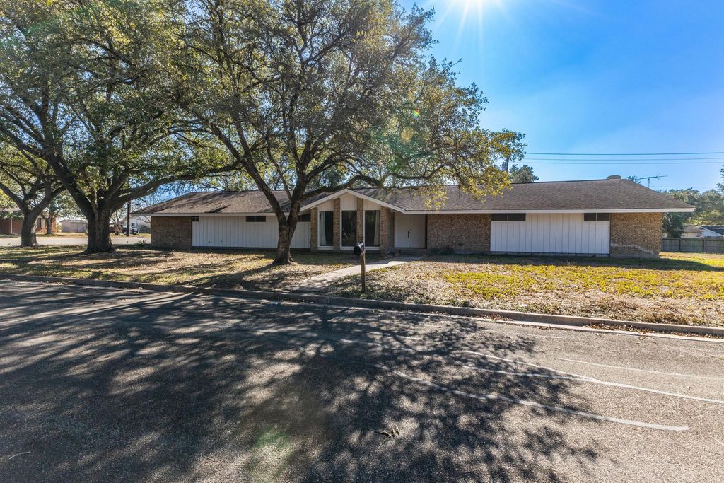 Photo of 202 Kallus ST, Schulenburg, TX 78956 (MLS # 1665164)