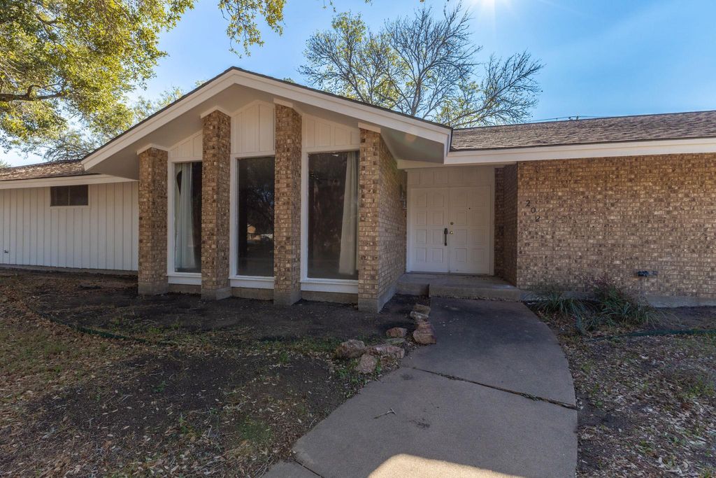 Photo of 202 Kallus ST, Schulenburg, TX 78956 (MLS # 1665164)