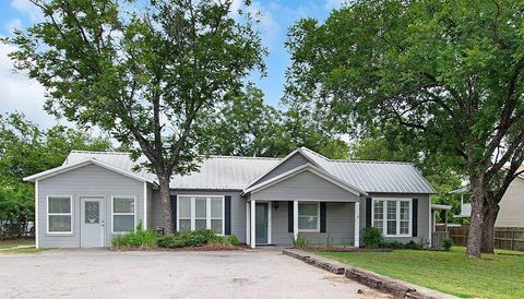 Photo of 611 Central Texas EXPY, Lampasas, TX 76550 (MLS # 6260562)