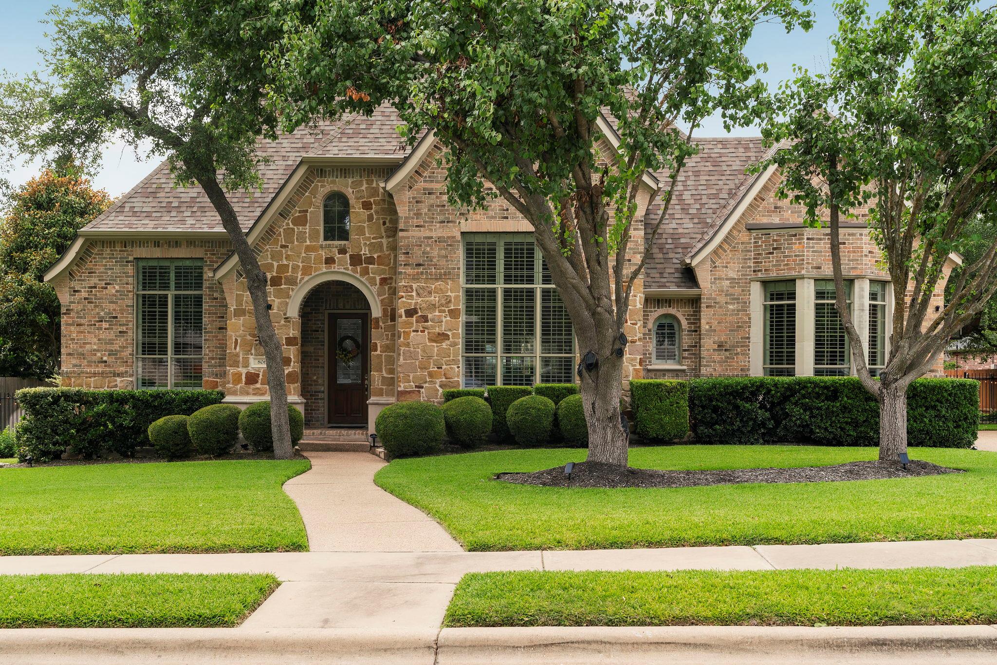 806 Shady Bluff CV