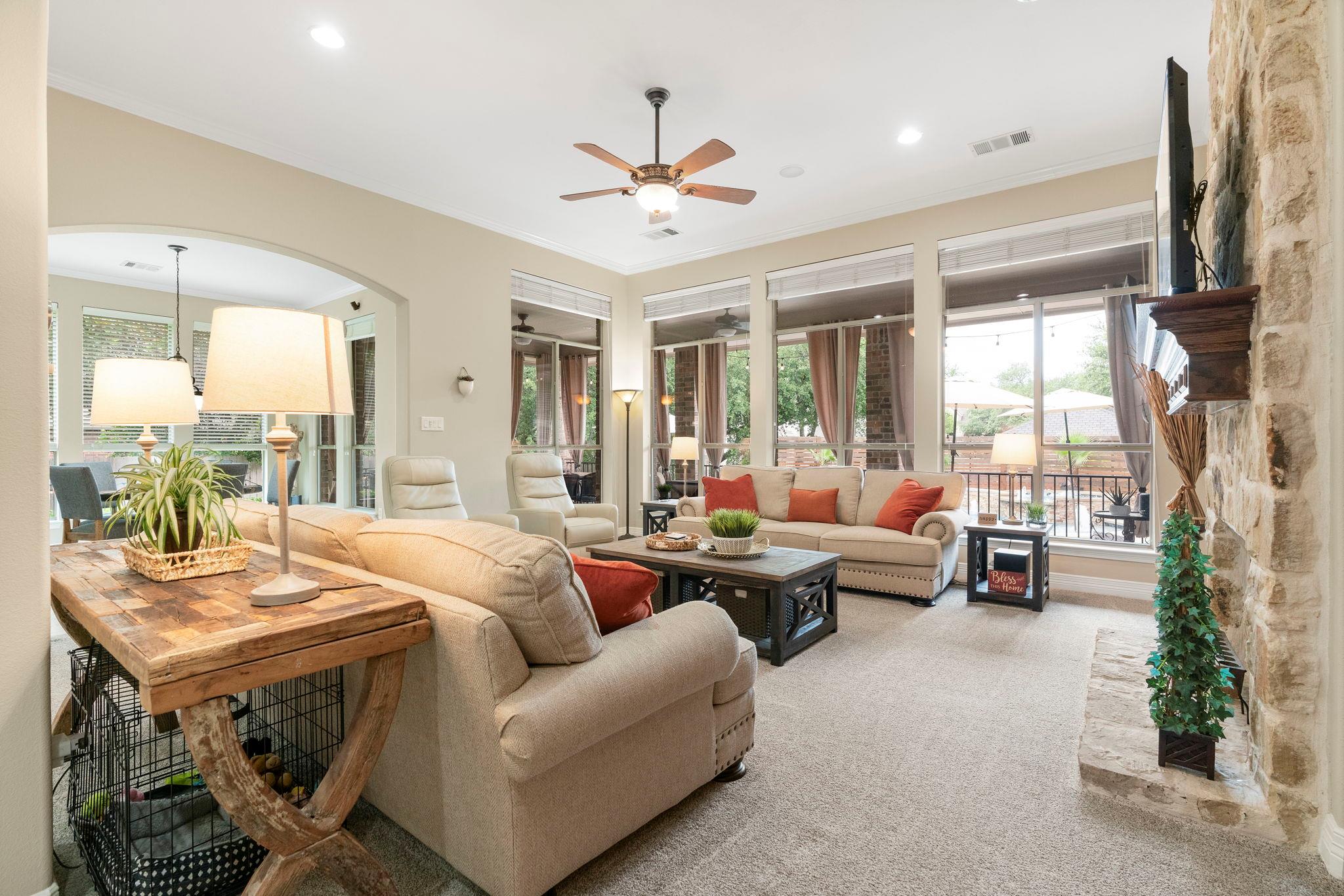 806 Shady Bluff CV