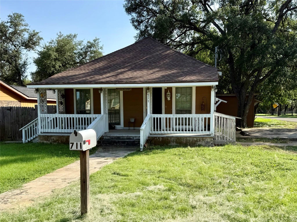 Photo of 711 N Bishop ST, San Marcos, TX 78666 (MLS # 2247627)