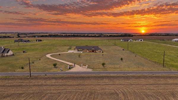 323 COUNTY ROAD 301, GRANGER, TX 76530 - Image 2b29e69bb8cc6d8de7ed02cdb6399c4d/939100175