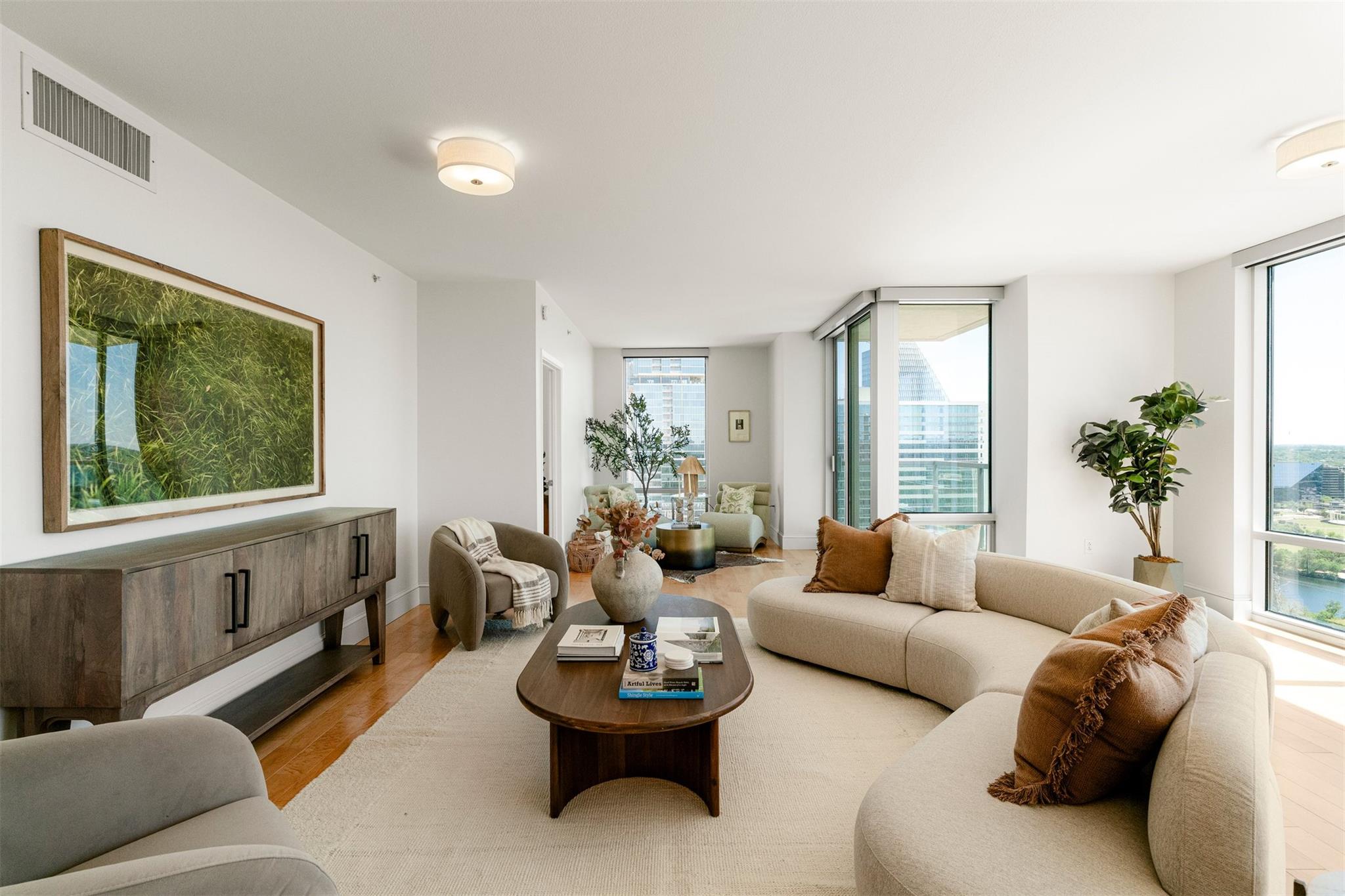 300 Bowie ST 2902