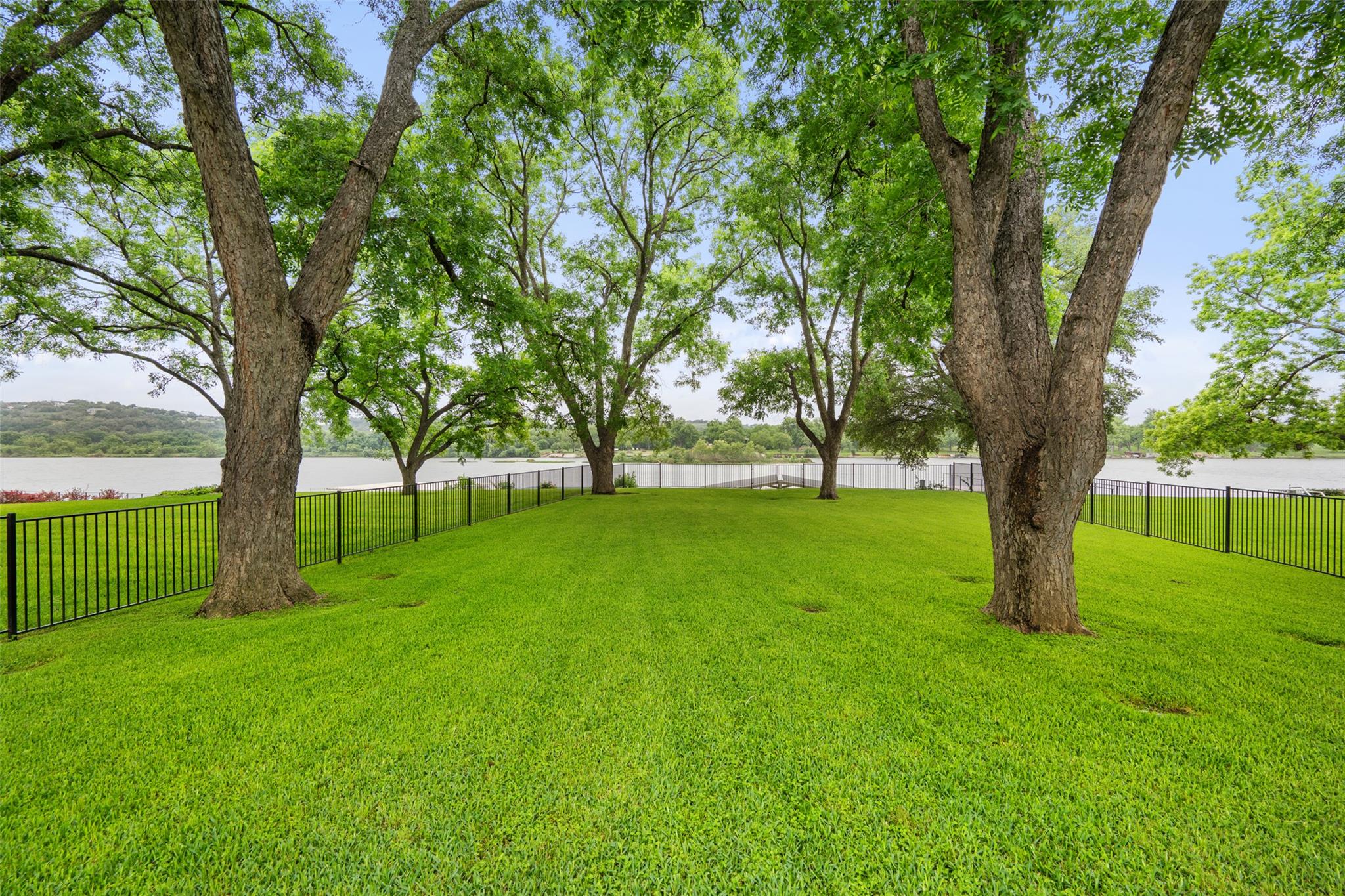 327 Meadowlakes DR