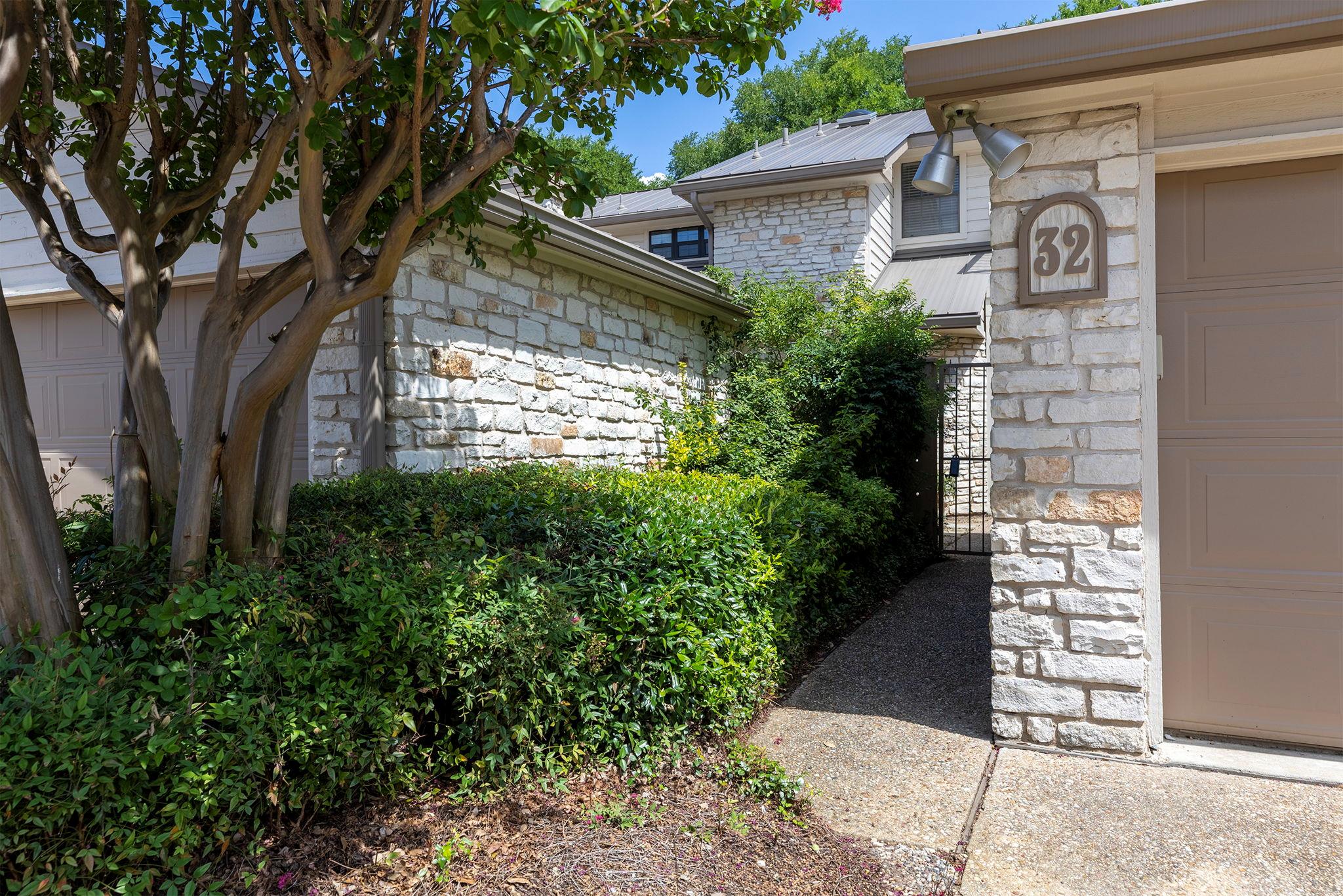 2201 Lakeway BLVD 32