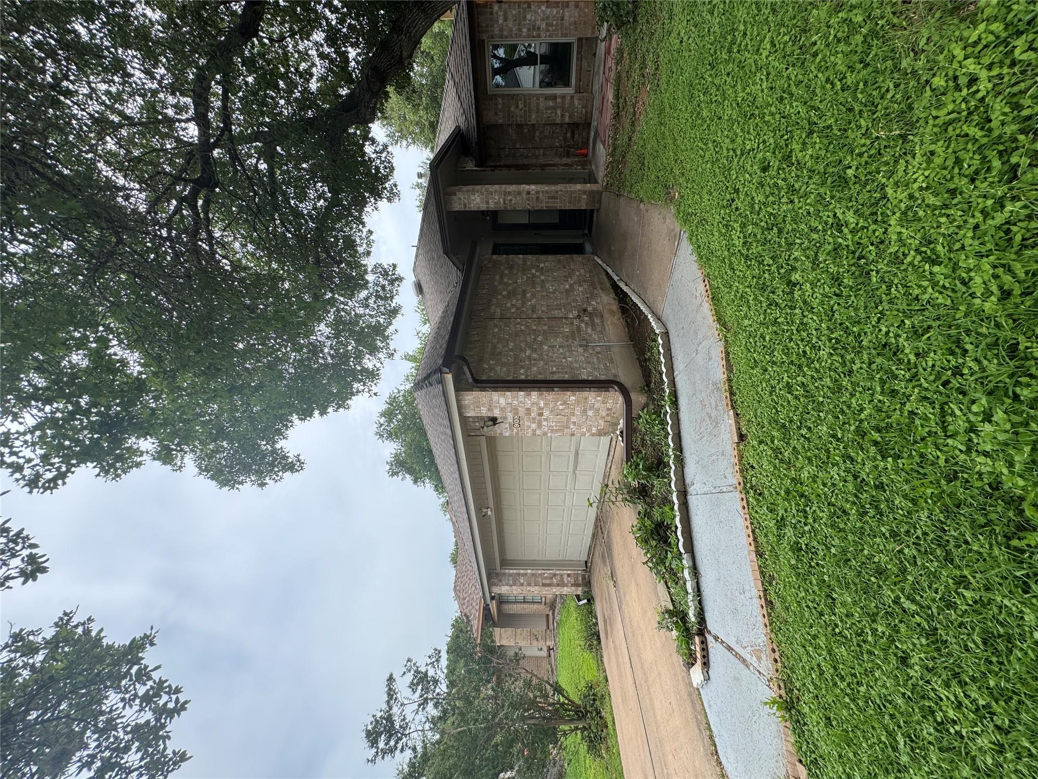 908 Saunders DR