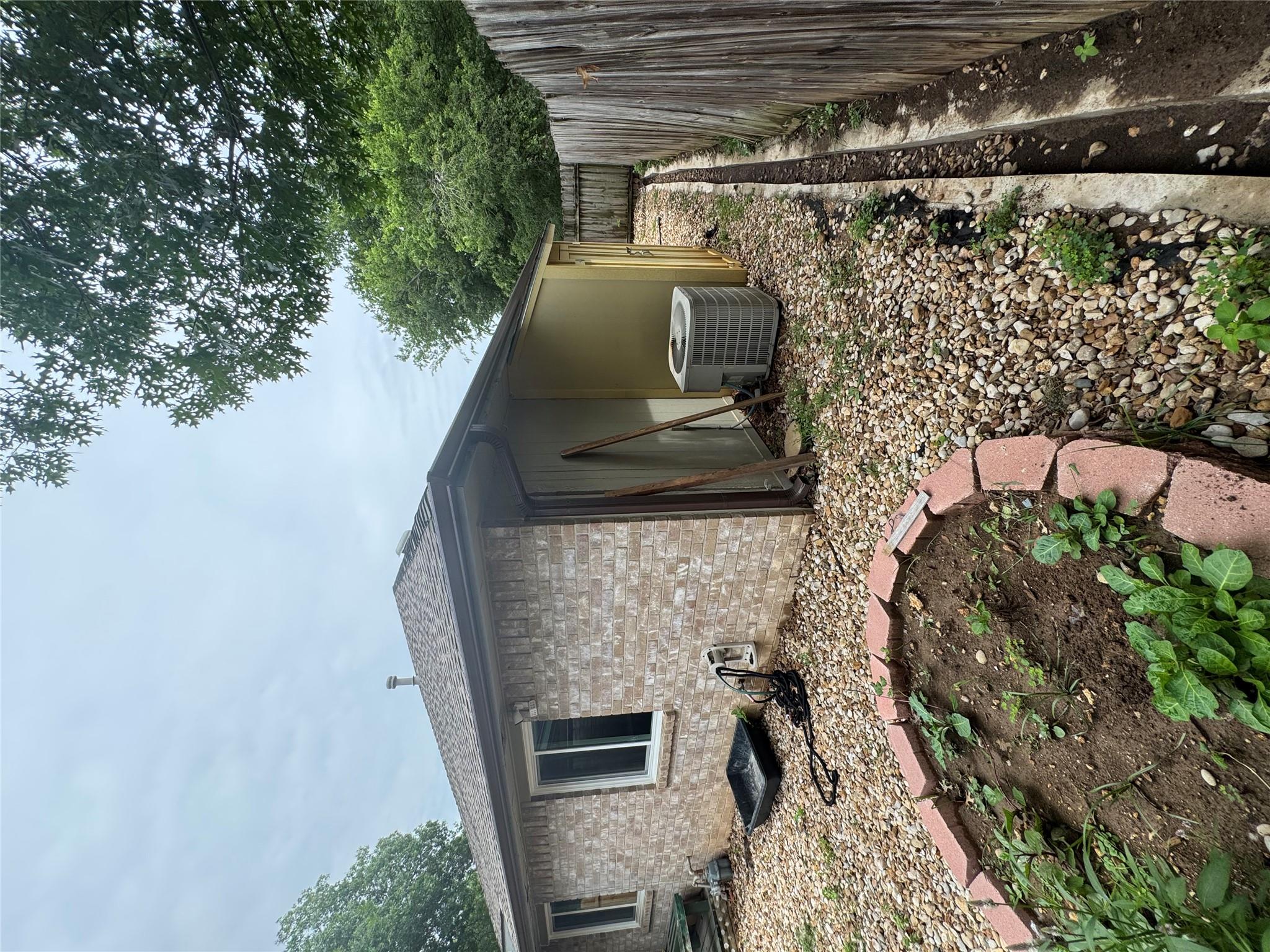 908 Saunders DR
