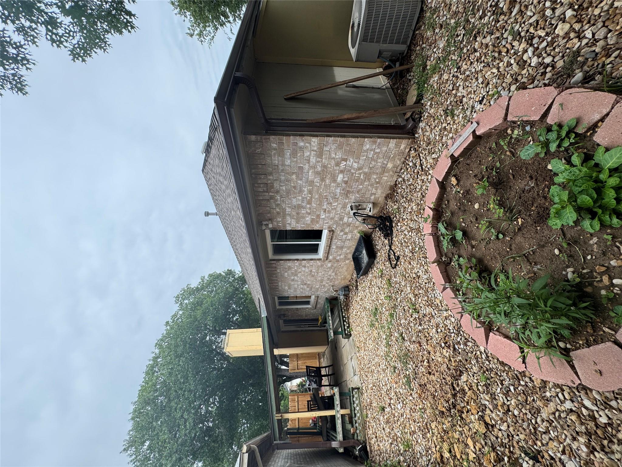 908 Saunders DR