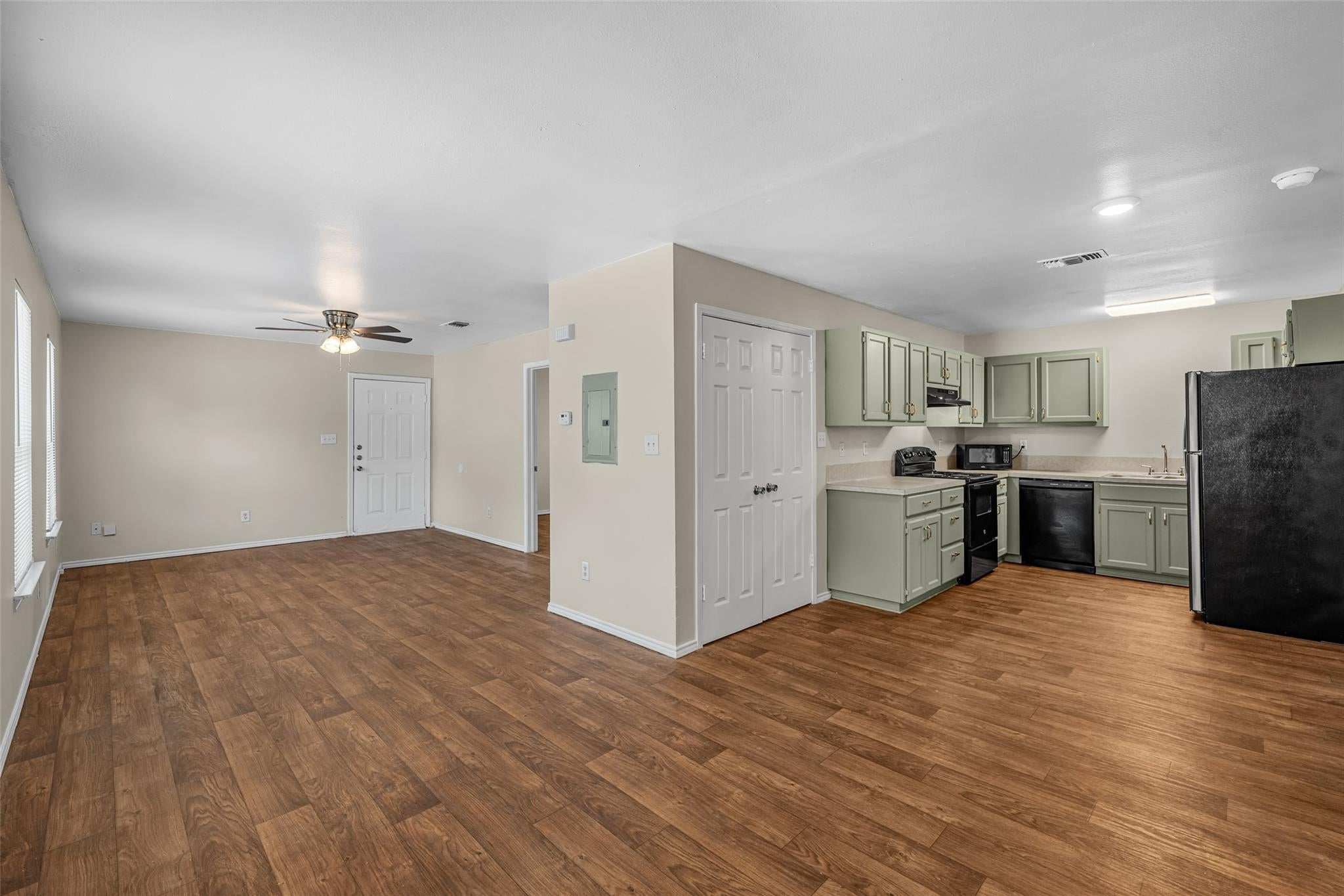 1009-1019 Advance ST