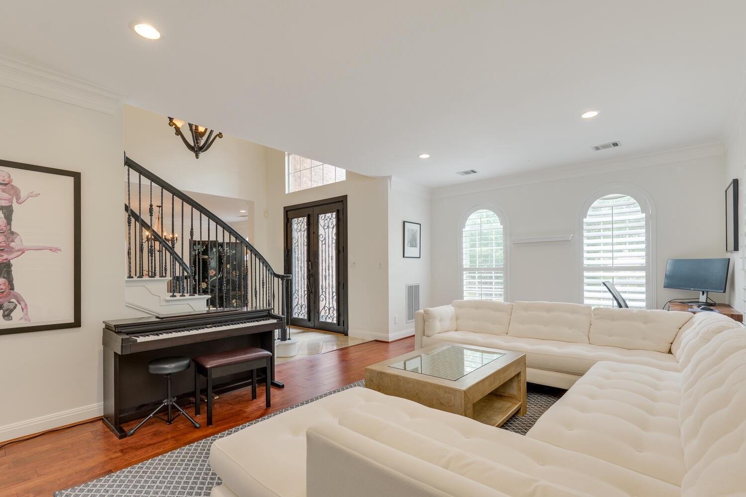 14 TORRINGTON LN