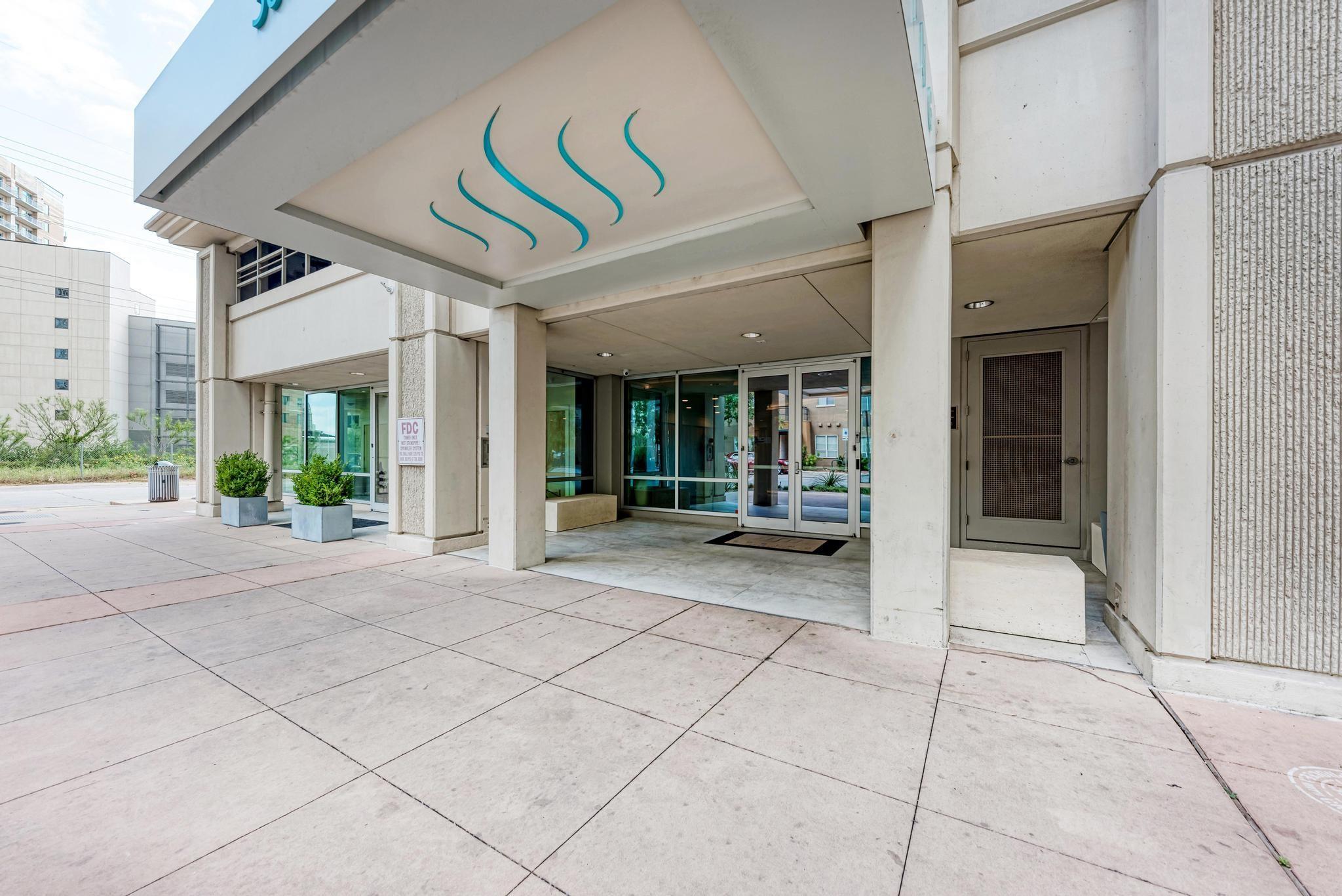 300 Bowie ST 1003