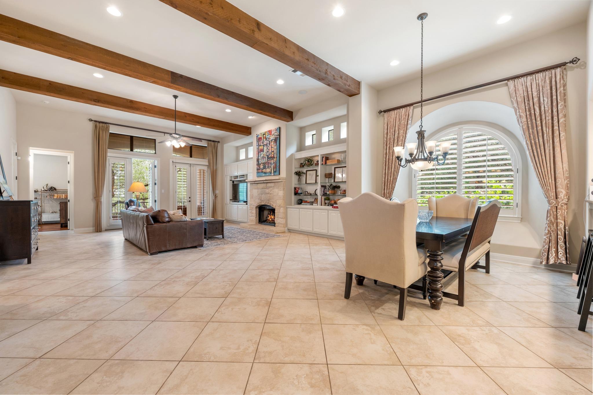 2813 University Club DR
