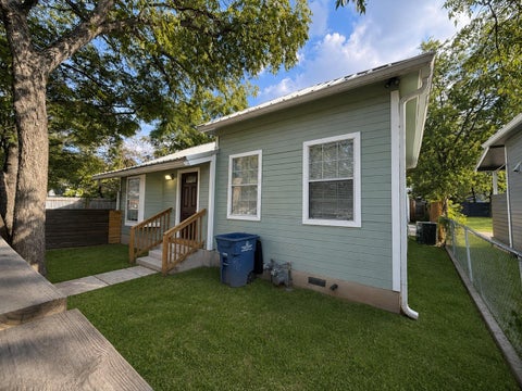 Photo of 907 E 3rd ST, Austin, TX 78702 (MLS # 9256472)