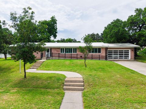 708 W North Ave Lampasas TX 76550