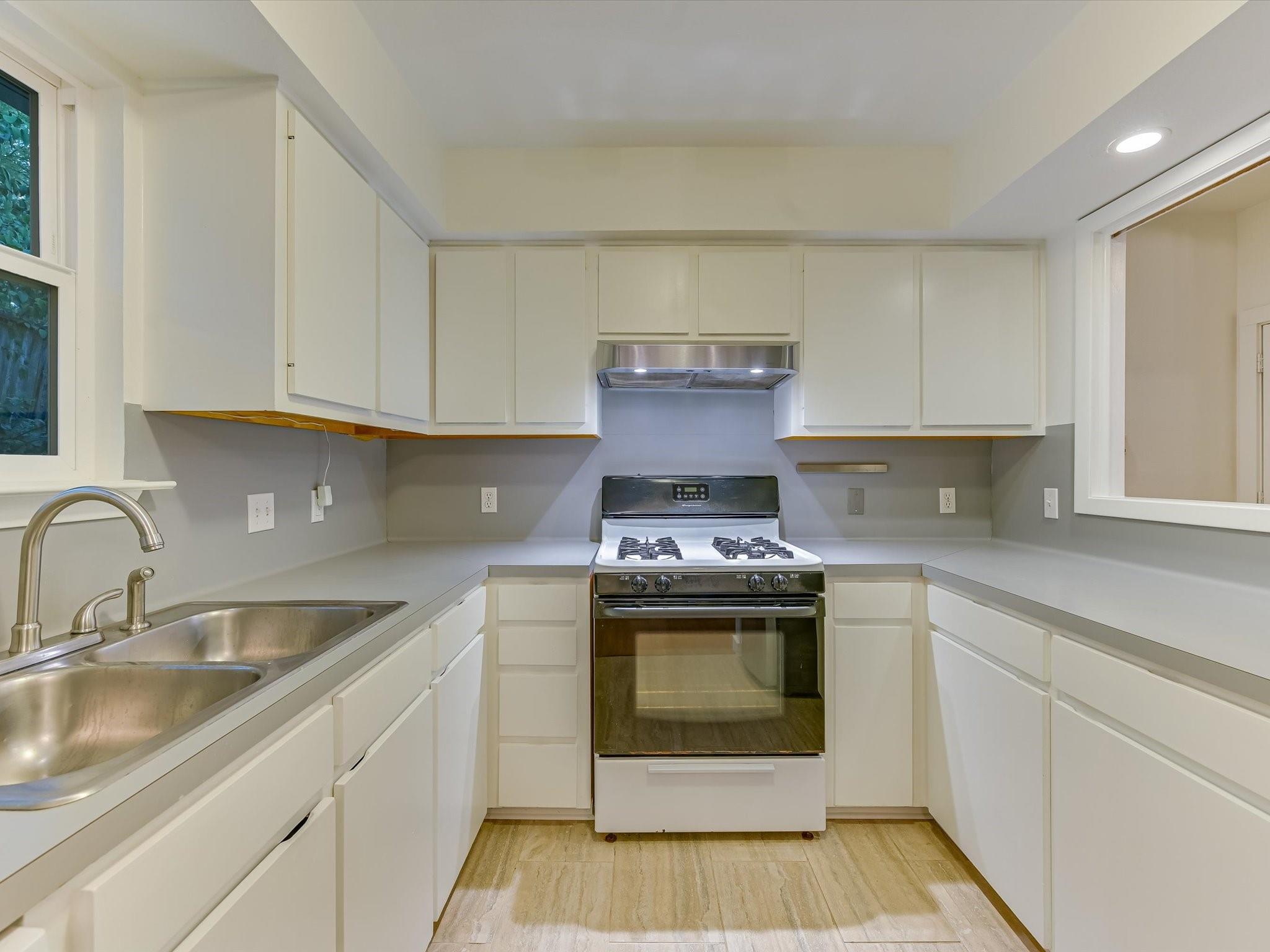Austin, Texas 78703, United States, 3 Bedrooms Bedrooms, ,2 BathroomsBathrooms,Residential,Pending,42390