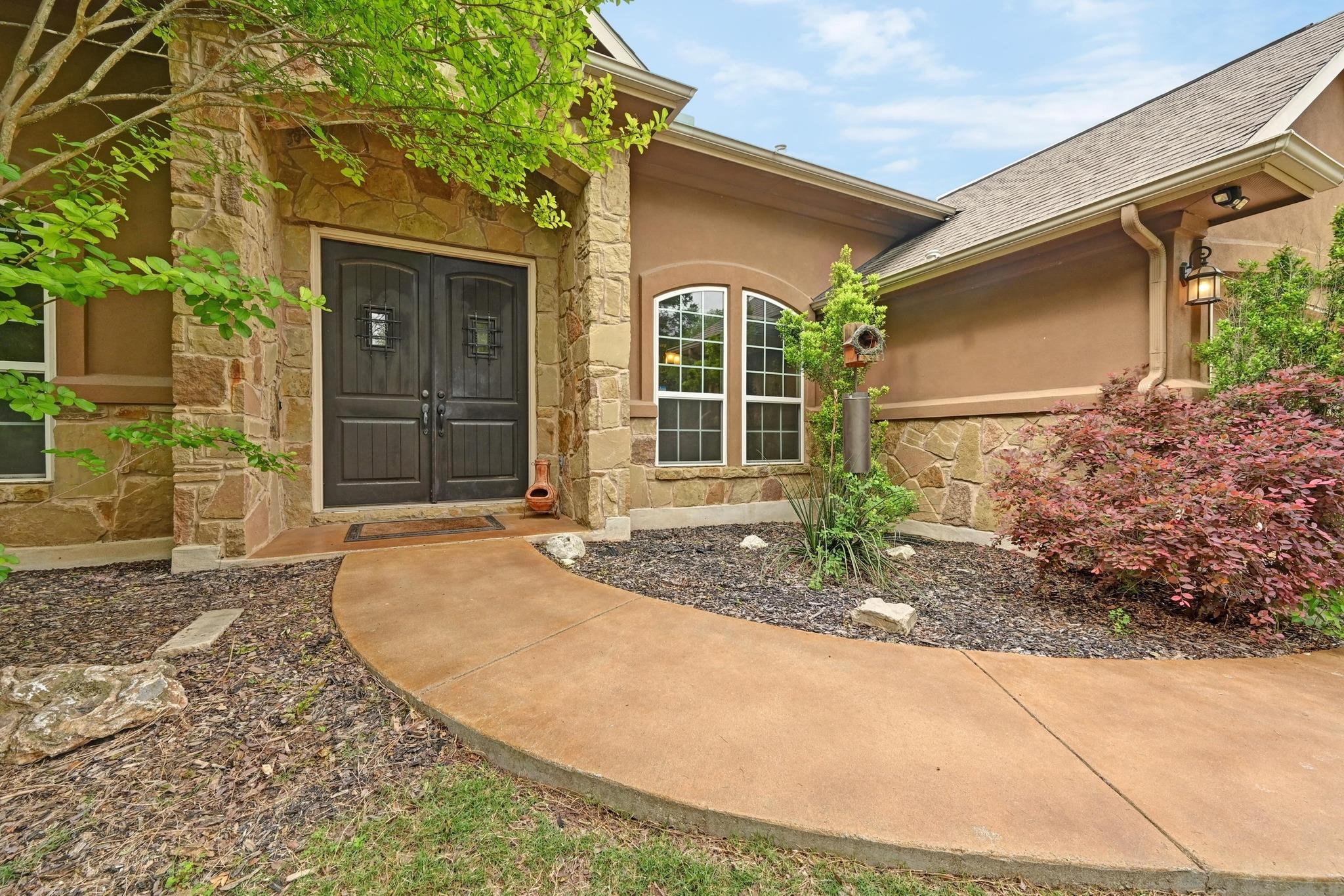 605 River Oaks DR