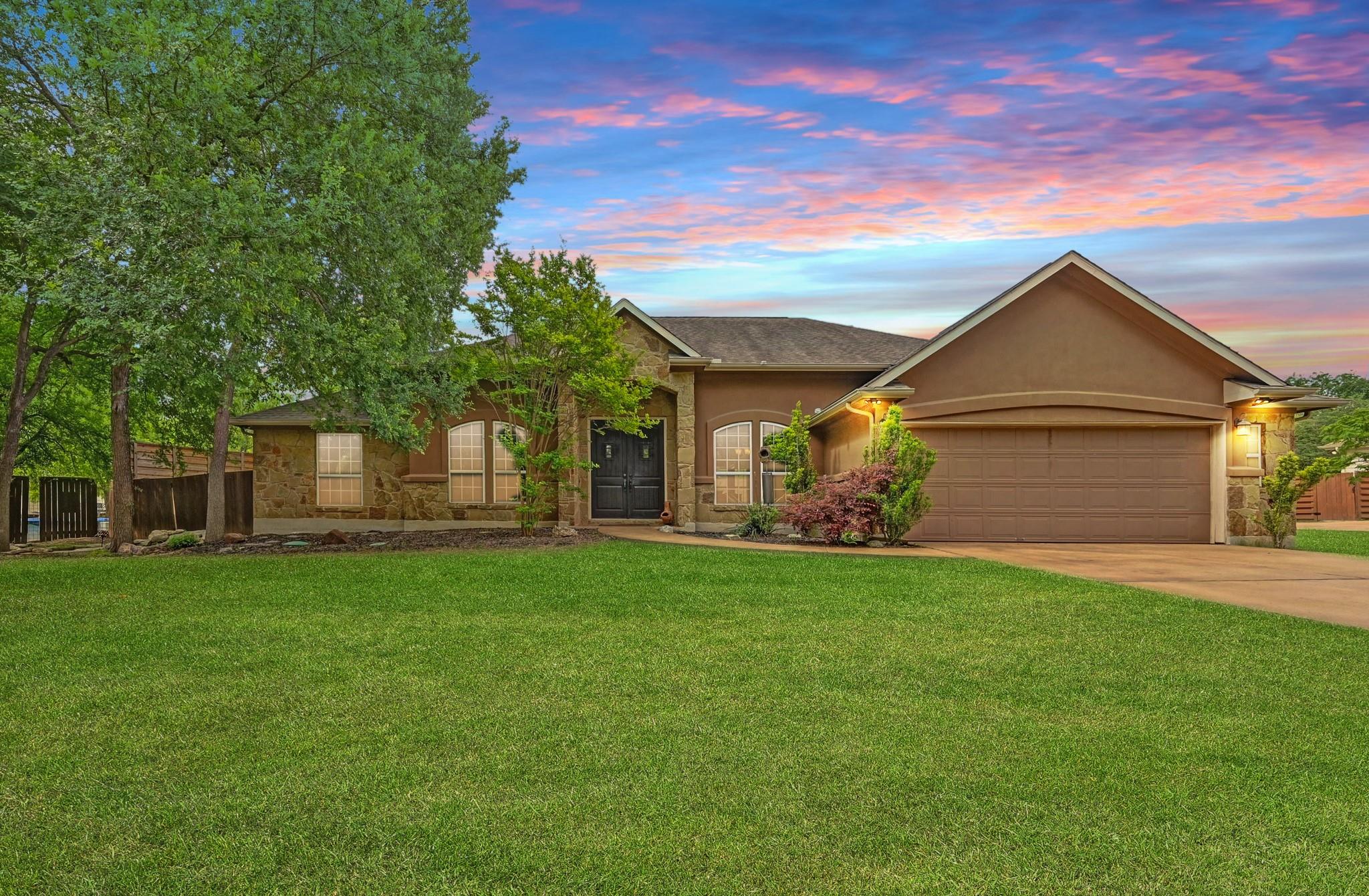 605 River Oaks DR