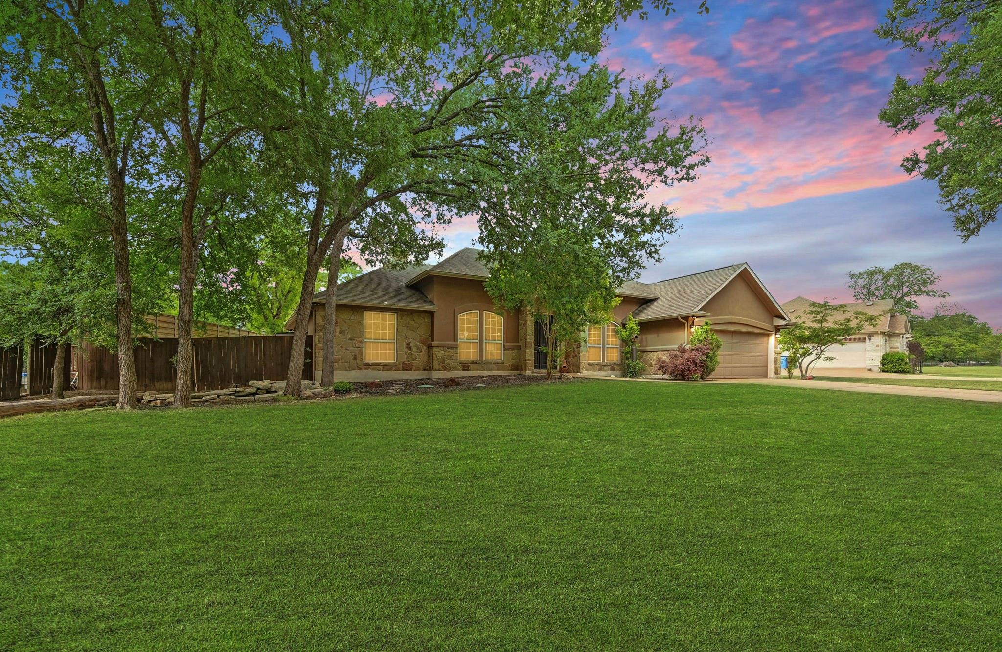 605 River Oaks DR
