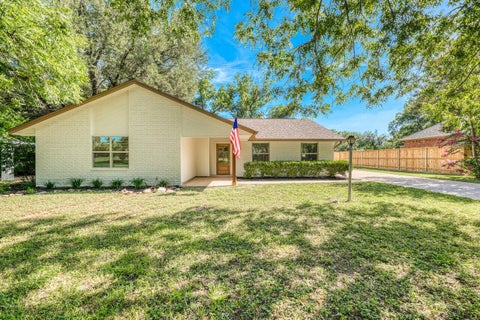 Photo of 319 Columbine ST, Meadowlakes, TX 78654 (MLS # 3961854)