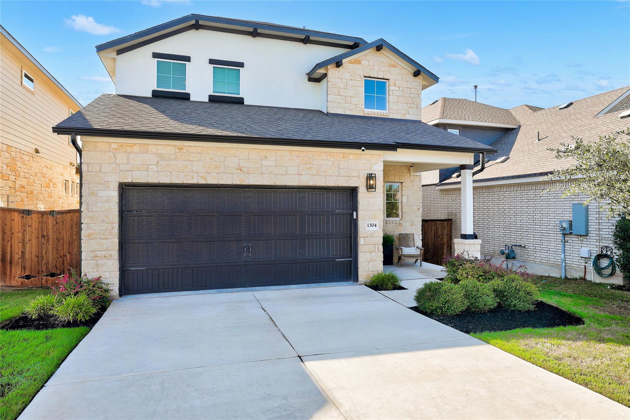 1304 Kneehigh LN