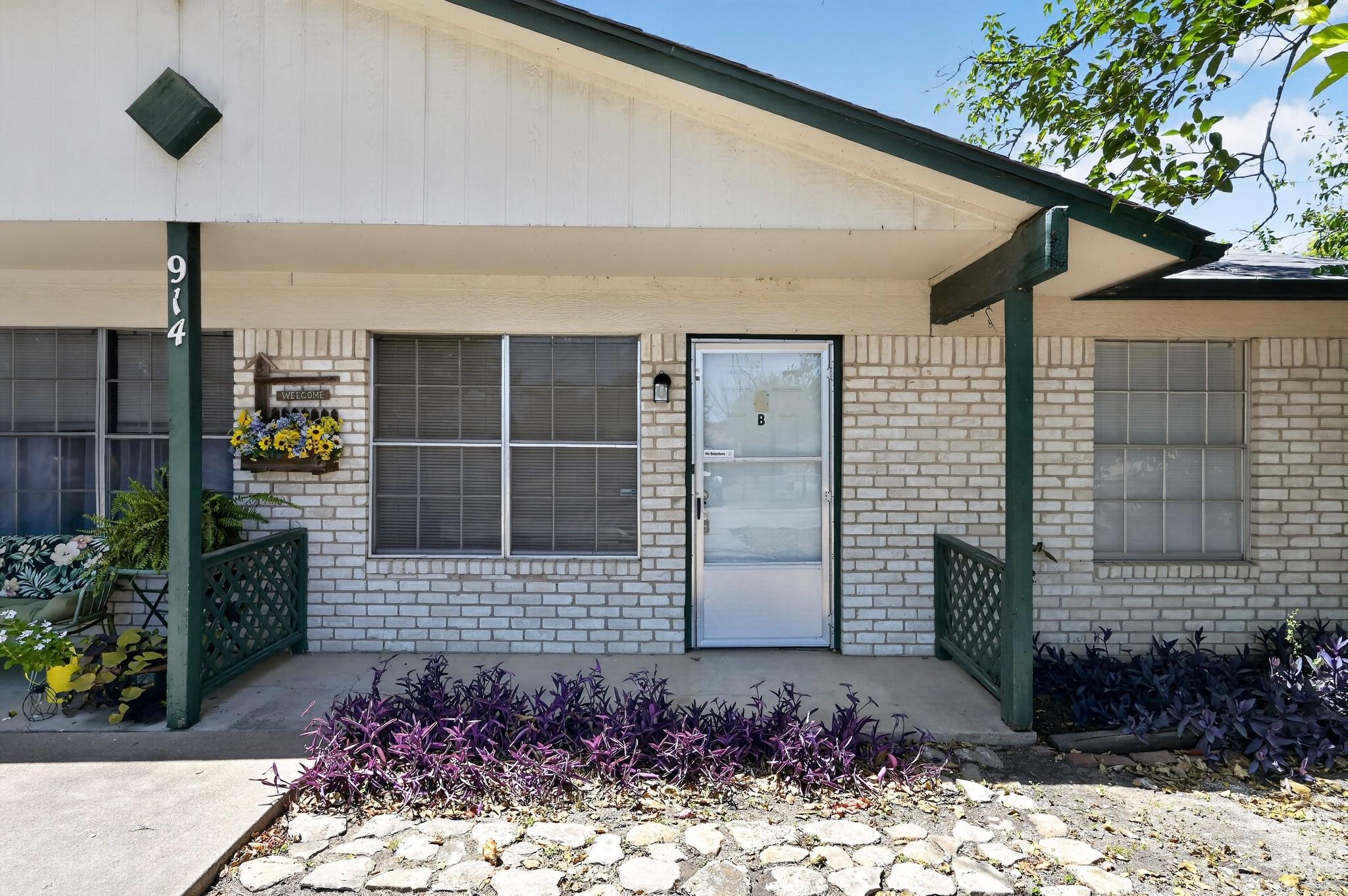 914 Travis LN