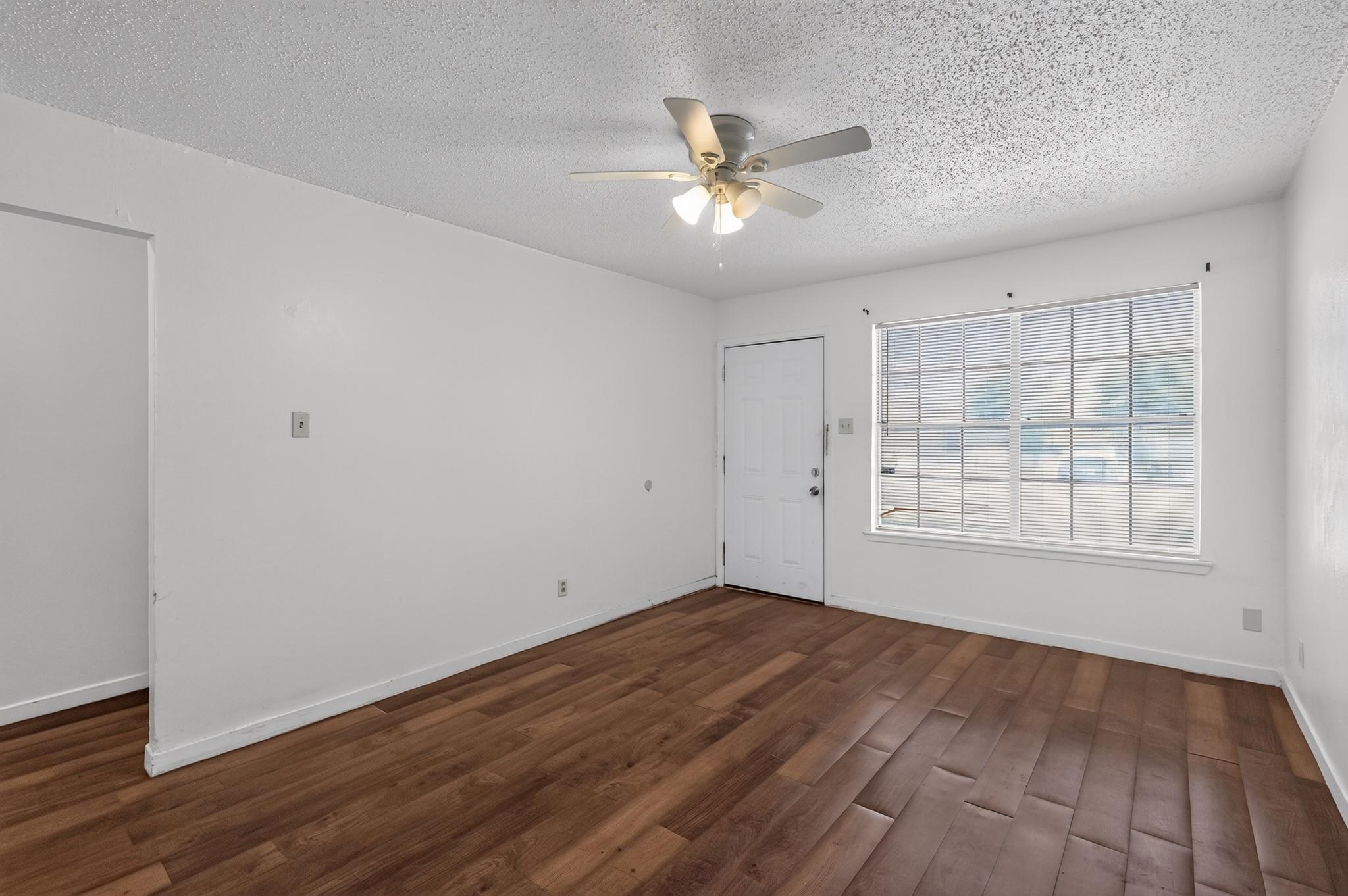 914 Travis LN